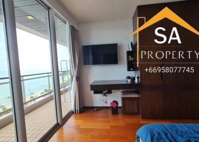 Bedroom with ocean view and balcony access