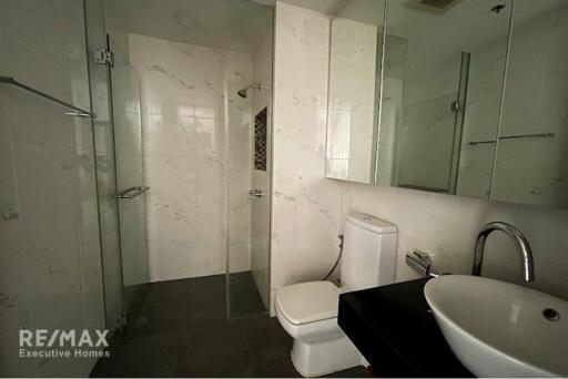 "Luxury 2-BR Condo in The Legend Saladaeng"