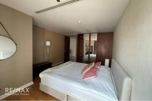 "Luxury 2-BR Condo in The Legend Saladaeng"