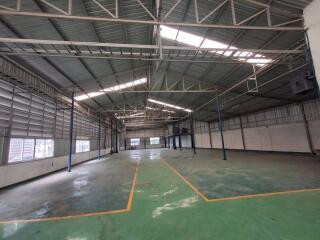 Spacious warehouse with high ceilings and plenty of natural light