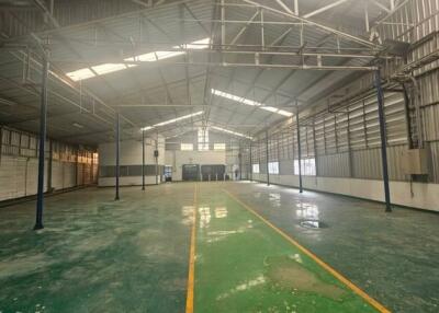 Large industrial warehouse with high ceiling and metal structure