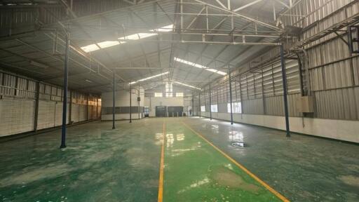 Large industrial warehouse with high ceiling and metal structure