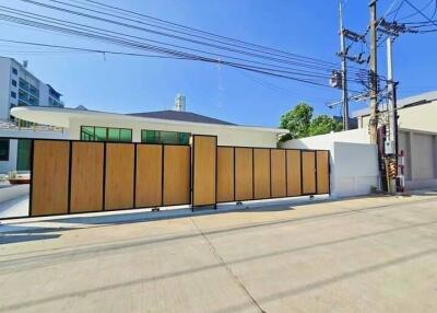 Front view of a modern house with a large wooden gate