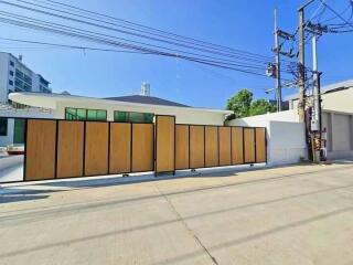 Front view of a modern house with a large wooden gate