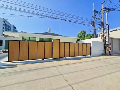 Front view of a modern house with a large wooden gate