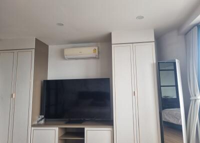 Modern living room with TV and air conditioning