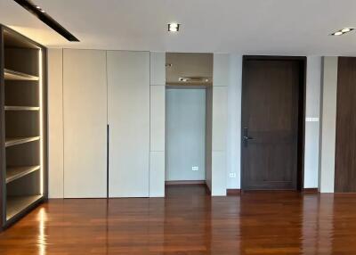 Ploenchit Terrace 3 bedroom renovated penthouse for sale