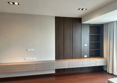 Ploenchit Terrace 3 bedroom renovated penthouse for sale