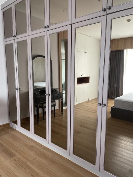 Bedroom with large mirrored wardrobe and dressing table