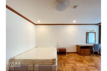 Renovated 3-Bedroom with Spacious Balcony in Asoke - Pet-Friendly