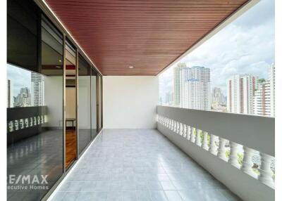 Renovated 3-Bedroom with Spacious Balcony in Asoke - Pet-Friendly