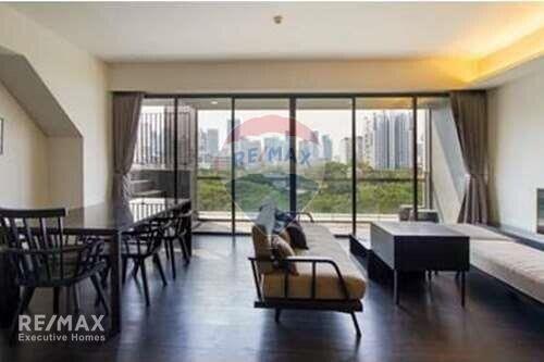 Rare 3-bedroom with garden, rooftop, views near BTS Thonglor.