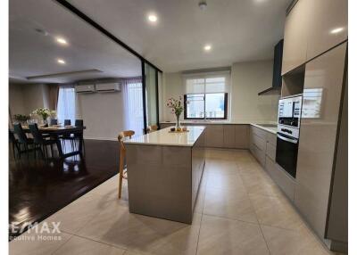 This stunning 3 bedroom,Pet friendly,Bts Thonglor