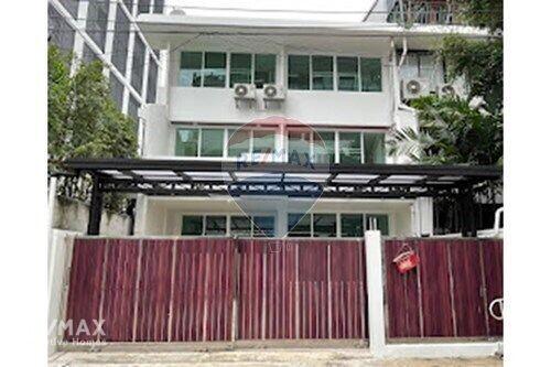 "Spacious 3BR Townhouse in Vibrant Sathon, Bangkok"