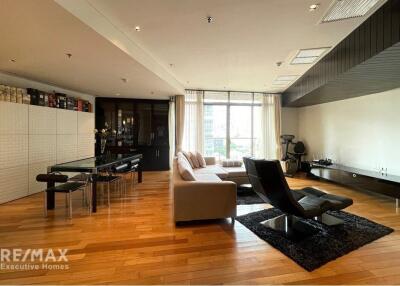 Modern 2-bedroom, fully furnished, close to Asoke BTS.