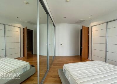 Modern 2-bedroom, fully furnished, close to Asoke BTS.