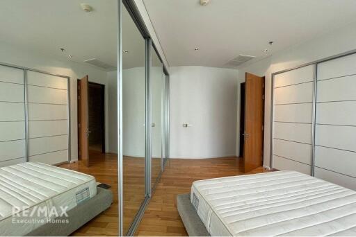 Modern 2-bedroom, fully furnished, close to Asoke BTS.