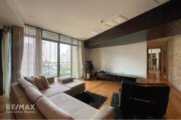 Modern 2-bedroom, fully furnished, close to Asoke BTS.