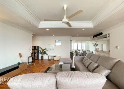 Newly renovated modern 4-bedrooms, just steps from Promphong BTS.