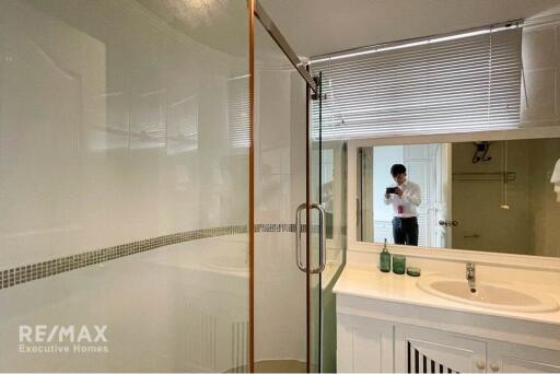 Exclusive penthouse 3+2 bedrooms just steps from Promphong BTS.