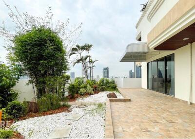 Exclusive penthouse 3+2 bedrooms just steps from Promphong BTS.