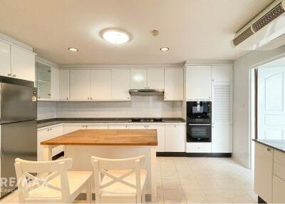 Exclusive penthouse 3+2 bedrooms just steps from Promphong BTS.