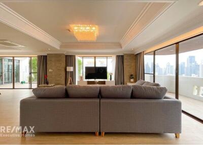 Exclusive penthouse 3+2 bedrooms just steps from Promphong BTS.