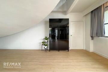 Exclusive penthouse 3+2 bedrooms just steps from Promphong BTS.