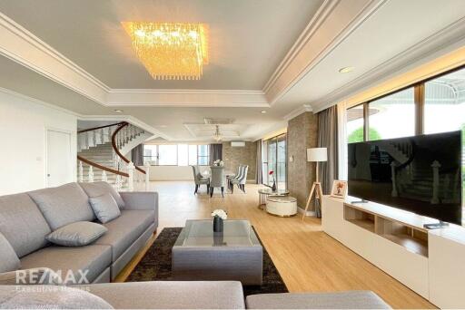 Exclusive penthouse 3+2 bedrooms just steps from Promphong BTS.