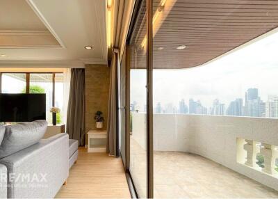 Exclusive penthouse 3+2 bedrooms just steps from Promphong BTS.