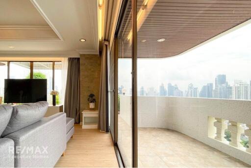 Exclusive penthouse 3+2 bedrooms just steps from Promphong BTS.