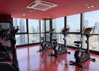 Gym with a city view and exercise bikes