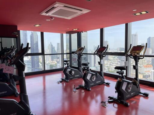 Gym with a city view and exercise bikes