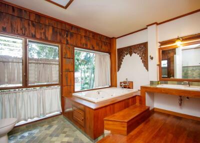 Elegant Traditional Wooden House : Spacious Lakefront Plot Summit Green Valley