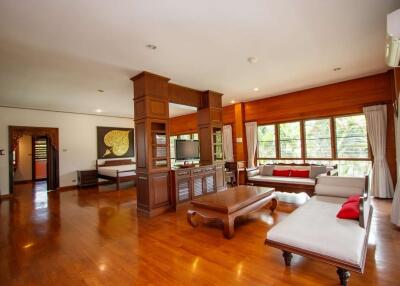 Elegant Traditional Wooden House : Spacious Lakefront Plot Summit Green Valley