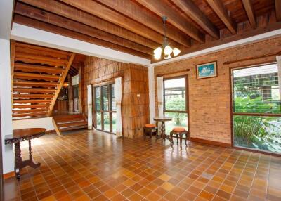 Elegant Traditional Wooden House : Spacious Lakefront Plot Summit Green Valley