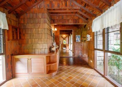 Elegant Traditional Wooden House : Spacious Lakefront Plot Summit Green Valley