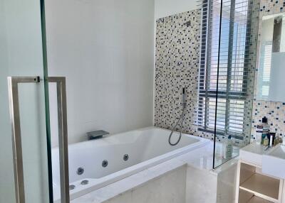 Modern bathroom with bathtub and glass window