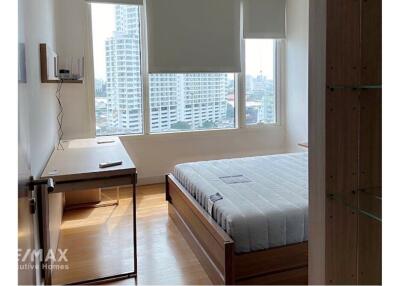 Waterfront Luxury: 2-Bed Condo in Khlong San