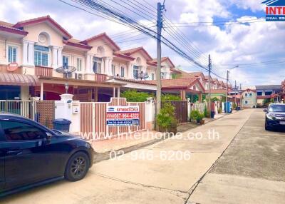 Street view of residential houses