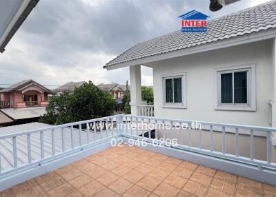 Photo of the outside of a residential building with a balcony