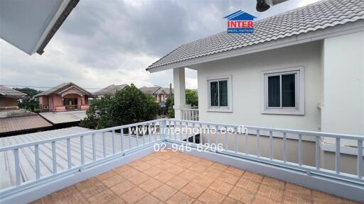 Photo of the outside of a residential building with a balcony