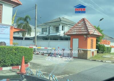 Entrance gate of a residential property with a guardhouse