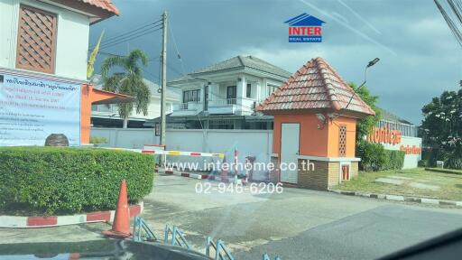 Entrance gate of a residential property with a guardhouse