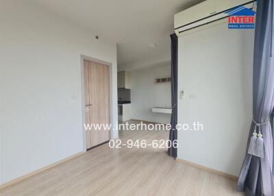 Empty living room with wooden door and air conditioner