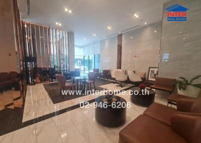 Luxurious lobby with modern furniture and ample seating at Inter Real Estate