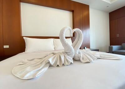 Bedroom with decorative swan towels on the bed