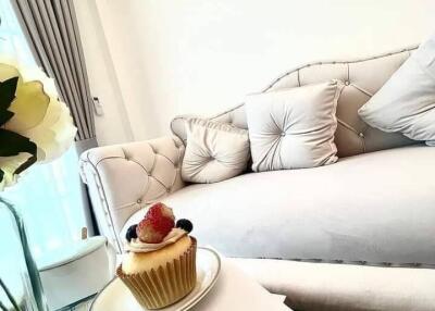 Living room with white couch and decorative pillows