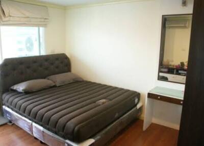 bedroom with double bed and vanity table