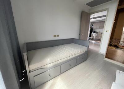 Bedroom with a single bed and built-in drawers